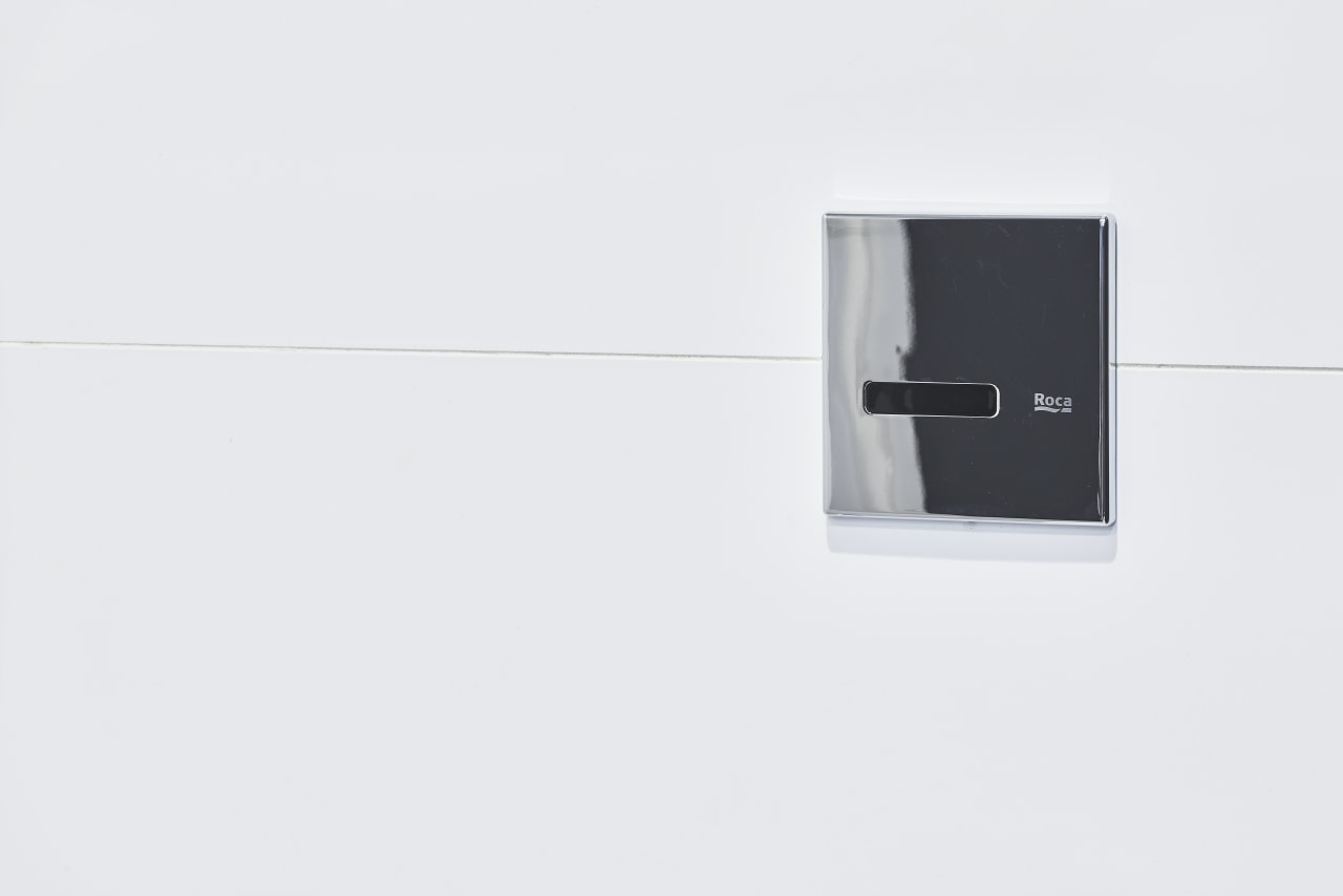 Los baños reformados incorporan las colecciones Hall y Beyond de Roca, que ofrecen soluciones adaptables a espacios muy transitados, y la grifería L20, con tecnología de ahorro de agua. Los elegantes urinarios Chic se combinan con los sistemas de descarga electrónicos Sentronic, que se activan sin contacto para ofrecer la máxima higiene. La colección Access facilita la accesibilidad para los usuarios con movilidad reducida, creando un entorno acogedor para todos.5