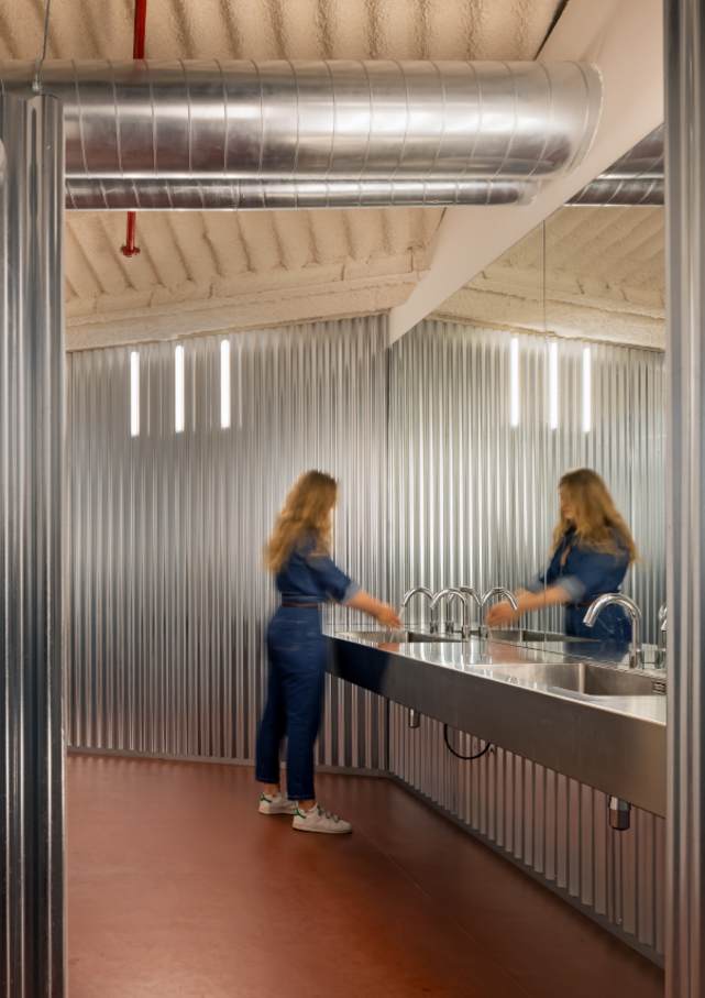 En la transformación de Forkstone destaca el equilibrio entre la conservación del carácter histórico del edificio y la atención a las necesidades de una oficina moderna. Los baños se han concebido como un santuario para los trabajadores de las oficinas, con paredes onduladas de acero, suelos en tonos rojos y elementos con un diseño minimalista. La grifería electrónica Loft y los inodoros suspendidos Ona de Roca encajan a la perfección en la atmósfera del edificio y ofrecen confort y practicidad a este innovador espacio de trabajo.7