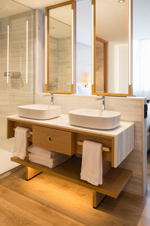 Los baños del Gran Meliá Torre Melina ofrecen una experiencia sofisticada y confortable, realzada por los productos de alta gama de Roca. En las habitaciones Supreme, los huéspedes pueden disfrutar de un exclusivo baño con la original bañera de Stonex® Kauai y la grifería de baño-ducha. Otras habitaciones cuentan con innovadoras soluciones para el espacio de ducha, como los platos de ducha de Stonex® Terran y la grifería termostática T-500, que proporcionan una sensación única en la ducha. Los aseos públicos del hotel cuentan con modernos y funcionales lavabos sobre encimera de la colección Ona, urinarios Mural e inodoros adosados a pared The Gap Round. Los resistentes materiales de Roca Stonex® y Fineceramic® no sólo contribuyen a optimizar los estándares de higiene, sino que también aumentan la eficiencia operativa en todo el hotel, reflejando el compromiso de este establecimiento con la excelencia hotelera.21