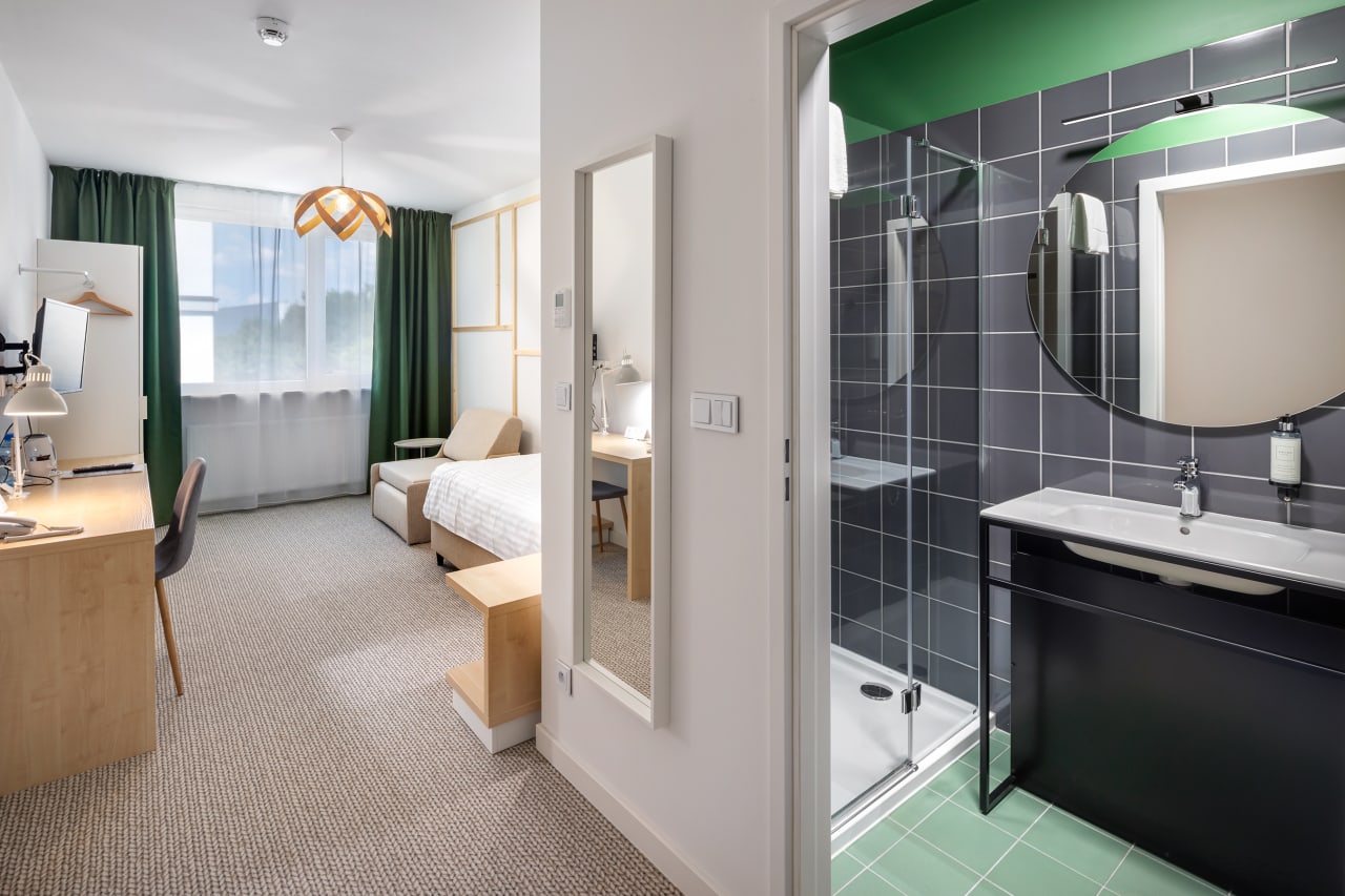 Los baños están equipados con las colecciones The Gap y Victoria de Roca. El diseño compacto de The Gap contribuye a optimizar el espacio, mientras que la serie Victoria ofrece soluciones de gran fiabilidad y fácil mantenimiento que incrementan el confort de los huéspedes. La colección Access ha sido seleccionada para cubrir las necesidades de todos los huéspedes y los platos de ducha Granada, de corte minimalista, ofrecen la durabilidad y el rendimiento requeridos en un entorno hotelero.2