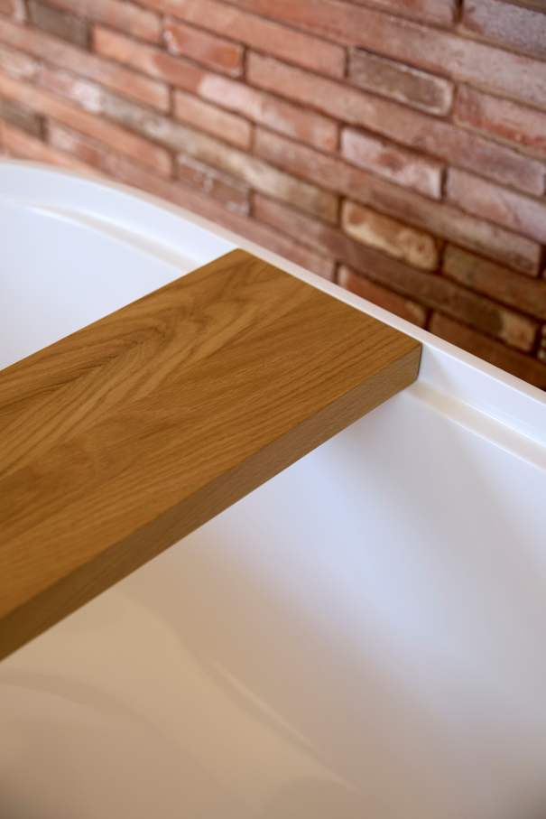 La distribución de Casa IV transforma el baño en un elemento fluido del espacio vital, contribuyendo a mejorar la experiencia de los habitantes de la vivienda. La incorporación de la bañera, el inodoro y el lavabo sobre encimera de la colección Tura genera una sensación de calma y sofisticación, mientras que la grifería Stripes de la colección Nu introduce un toque de dinamismo. La bañera trasciende lo funcional, convirtiéndose en el centro de atención del dormitorio y en un símbolo del estilo de vida mediterráneo. Esta vivienda es un ejemplo de cómo los productos Roca mejoran la experiencia de los usuarios, creando una mezcla perfecta de funcionalidad y diseño, en línea con la filosofía del proyecto, basada en la elegancia discreta y en los detalles cuidadosamente escogidos.6