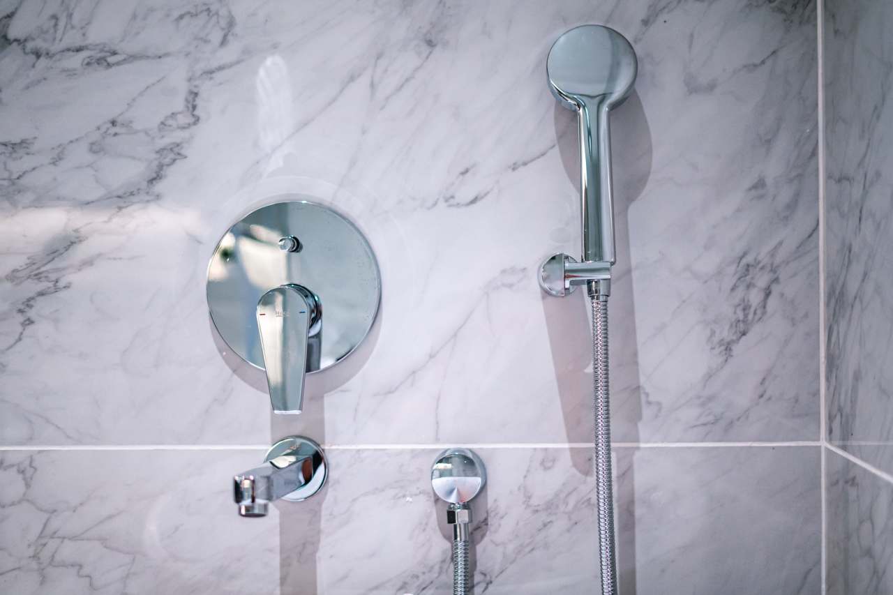 Las soluciones de Roca seleccionadas en los espacios de baño y las cocinas de todas las viviendas son el complemento perfecto al estilo exclusivo de las torres. Entre ellas se encuentran los inodoros Nexo y los inodoros suspendidos Meridian-N y The Gap, con asientos de caída amortiguada para un mayor confort. Con el fin de crear una experiencia exclusiva en la zona de ducha, se ha optado por el rociador circular Rainsense y la ducha de mano Stella, mientras que algunos apartamentos cuentan con la bañera Virginia, caracterizada por su elegante estética y grandes dimensiones. Asimismo, se han seleccionado lavabos de las colecciones Inspira, fabricados en Fineceramic®, y Bol, que realzan el diseño sofisticado de cada vivienda.28