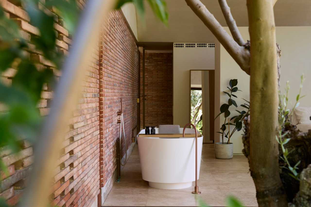 La distribución de Casa IV transforma el baño en un elemento fluido del espacio vital, contribuyendo a mejorar la experiencia de los habitantes de la vivienda. La incorporación de la bañera, el inodoro y el lavabo sobre encimera de la colección Tura genera una sensación de calma y sofisticación, mientras que la grifería Stripes de la colección Nu introduce un toque de dinamismo. La bañera trasciende lo funcional, convirtiéndose en el centro de atención del dormitorio y en un símbolo del estilo de vida mediterráneo. Esta vivienda es un ejemplo de cómo los productos Roca mejoran la experiencia de los usuarios, creando una mezcla perfecta de funcionalidad y diseño, en línea con la filosofía del proyecto, basada en la elegancia discreta y en los detalles cuidadosamente escogidos.4