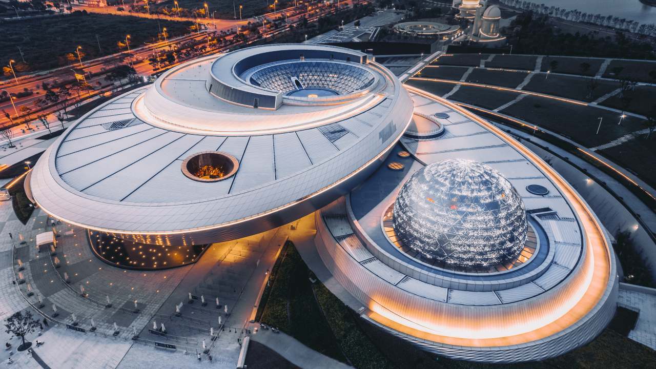 El Museo de Astronomía de Shanghái, diseñado por Ennead Architects y Thomas Wong, aúna simbolismo científico y cultural. Las soluciones de baño Roca han sido escogidas por su diseño limpio y moderno y su resistencia a un uso intensivo en espacios públicos. Los inodoros The Gap, los urinarios Site, los urinarios Chic con alimentación oculta, la grifería de lavabo L20-E y los lavabos bajo encimera Berna ofrecen la combinación perfecta de durabilidad y estilo. La grifería y los urinarios con sensor permiten un uso sin contacto, ofreciendo una mayor higiene y reduciendo al mismo tiempo el consumo de agua. Todas estas ventajas hacen que los baños cumplan con las normas estéticas del museo y mantengan el espacio limpio e higiénico.