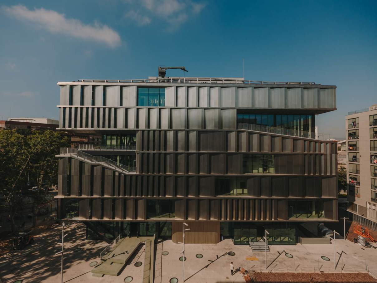 La colección Nu de grifería, presente en las cocinas, ha sido seleccionada por su vibrante color e innovador diseño. El divertido acabado amarillo miel aporta personalidad a los minimalistas baños comunes. Los inodoros suspendidos Rimless® de la colección The Gap Round, los inodoros de la colección Meridian y los urinarios de porcelana de la colección Hall cuentan con diseño moderno que refleja la estética del edificio. El lavabo mural Debba, de líneas redondeadas y con un estilo inconfundible, es la elección perfecta para baños muy transitados gracias a su durabilidad y funcionalidad. Las colecciones de grifería Brava e Instant, con un moderno e intuitivo diseño, son fáciles de utilizar e ideales para entornos de uso intensivo.2