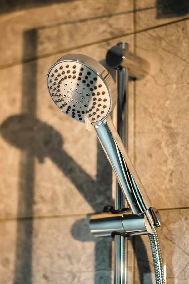 Las soluciones de Roca seleccionadas en los espacios de baño y las cocinas de todas las viviendas son el complemento perfecto al estilo exclusivo de las torres. Entre ellas se encuentran los inodoros Nexo y los inodoros suspendidos Meridian-N y The Gap, con asientos de caída amortiguada para un mayor confort. Con el fin de crear una experiencia exclusiva en la zona de ducha, se ha optado por el rociador circular Rainsense y la ducha de mano Stella, mientras que algunos apartamentos cuentan con la bañera Virginia, caracterizada por su elegante estética y grandes dimensiones. Asimismo, se han seleccionado lavabos de las colecciones Inspira, fabricados en Fineceramic®, y Bol, que realzan el diseño sofisticado de cada vivienda.14