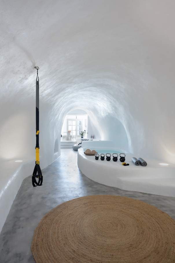 Cada detalle de la Villa Yposkafon, desde el concepto tradicional de casa cueva hasta los exclusivos espacios de baño, está diseñado para deleitar e inspirar, convirtiéndola en un destino en sí misma. La villa está equipada con diversos productos Roca que se caracterizan por su sencillez y elegancia, siendo el complemento perfecto de su diseño minimalista. El inodoro Debba Round y el lavabo Inspira Round de Roca, junto con la elegante grifería L20, destacan sobre las superficies estucadas en blanco. Los contornos suaves y redondeados del lavabo y el inodoro y el moderno acabado cromado de la grifería crean un ambiente armonioso y visualmente agradable que favorece la calma y la relajación.1