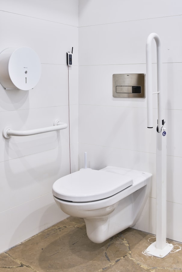 Los baños reformados incorporan las colecciones Hall y Beyond de Roca, que ofrecen soluciones adaptables a espacios muy transitados, y la grifería L20, con tecnología de ahorro de agua. Los elegantes urinarios Chic se combinan con los sistemas de descarga electrónicos Sentronic, que se activan sin contacto para ofrecer la máxima higiene. La colección Access facilita la accesibilidad para los usuarios con movilidad reducida, creando un entorno acogedor para todos.1