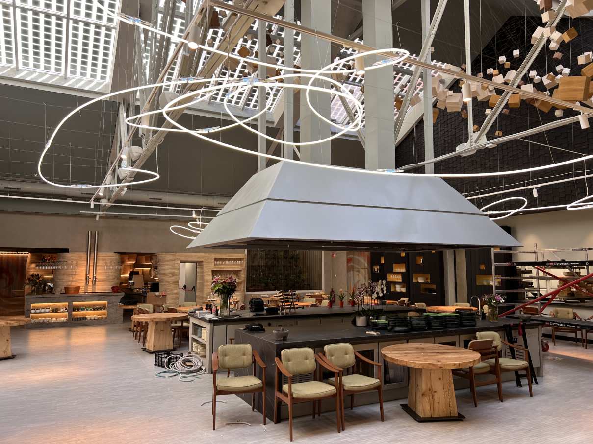 El restaurante Omeraki es pionero a la hora de ofrecer una experiencia gastronómica creativa y respetuosa con el medio ambiente. La sostenibilidad es el núcleo de su filosofía, que se traslada al diseño de los baños a través de los innovadores productos de Roca. Entre ellos destaca el icónico inodoro W+W, presente tanto en el baño de hombres como en el de mujeres, donde proporciona una solución sostenible y eficiente sin comprometer el diseño. La elegancia y funcionalidad del baño se ve realzada por los lavabos totem de Fineceramic® de la colección Beyond y la grifería electrónica Loft.3