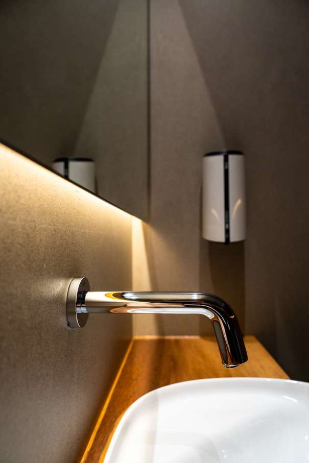 El restaurante Omeraki es pionero a la hora de ofrecer una experiencia gastronómica creativa y respetuosa con el medio ambiente. La sostenibilidad es el núcleo de su filosofía, que se traslada al diseño de los baños a través de los innovadores productos de Roca. Entre ellos destaca el icónico inodoro W+W, presente tanto en el baño de hombres como en el de mujeres, donde proporciona una solución sostenible y eficiente sin comprometer el diseño. La elegancia y funcionalidad del baño se ve realzada por los lavabos totem de Fineceramic® de la colección Beyond y la grifería electrónica Loft.8