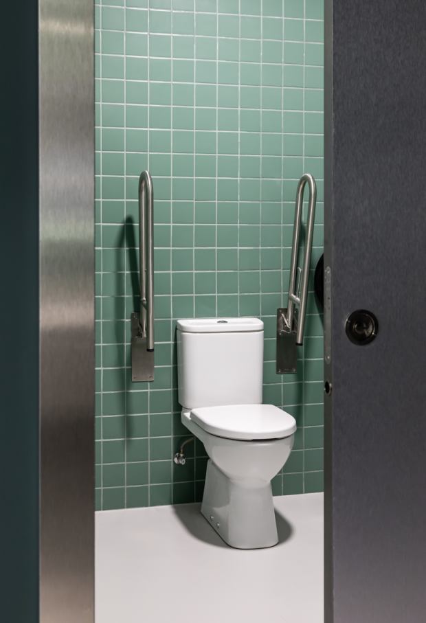 The Social Hub San Sebastián cuenta con lavabos de Fineceramic® de Roca, inodoros tradicionales, accesorios cromados, griferías de ducha y modernas placas de accionamiento. La colección Ona, con su diseño de inspiración mediterránea, aporta calidez e intimidad, mientras que la grifería de lavabo L20, la grifería termostática de ducha T-500, el kit de ducha Stella y los accesorios Victoria aúnan funcionalidad y elegancia. Esta colaboración permitirá a los clientes disfrutar de una experiencia de baño llena de sofisticación, bienestar y relajación, fiel reflejo de la apuesta de ambas marcas por la innovación y la sostenibilidad.13