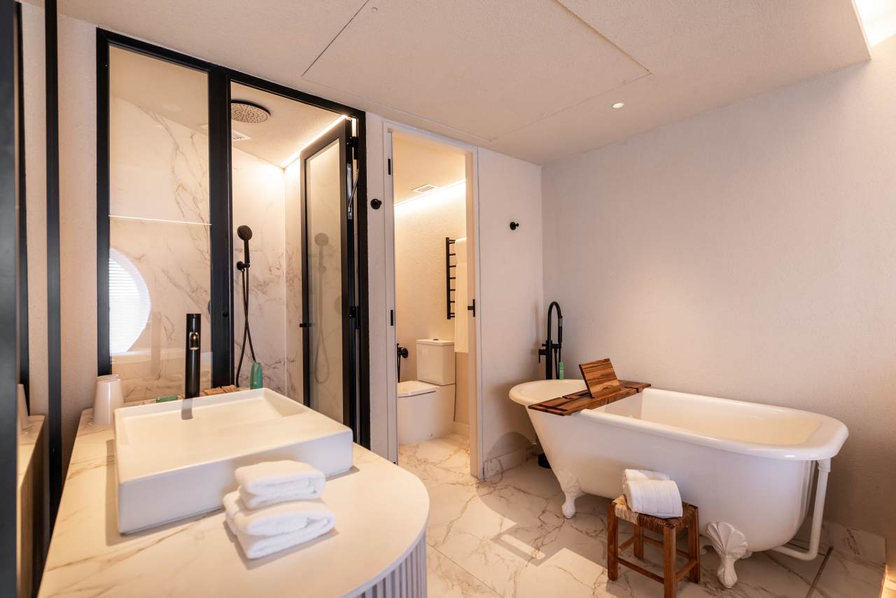 El compromiso de Roca por ofrecer experiencias de baño excepcionales están en perfecta sintonía con el prestigio del Hotel Unique como símbolo del lujo y la excelencia en el diseño en São Paulo. La reforma de 2024 combina modernidad con una elegancia atemporal, mejorando la experiencia de los huéspedes. Para crear una estética impactante, se ha combinado la grifería de lavabo de caño alto Ona de Roca en negro titanio con los lavabos Ohtake y Horizon. Los rociadores Rainsense en negro mate y las duchas de mano Stella proporcionan una agradable sensación de confort, mientras que los inodoros Inspira con tecnología Rimless completan un baño sostenible, sofisticado y minimalista.9