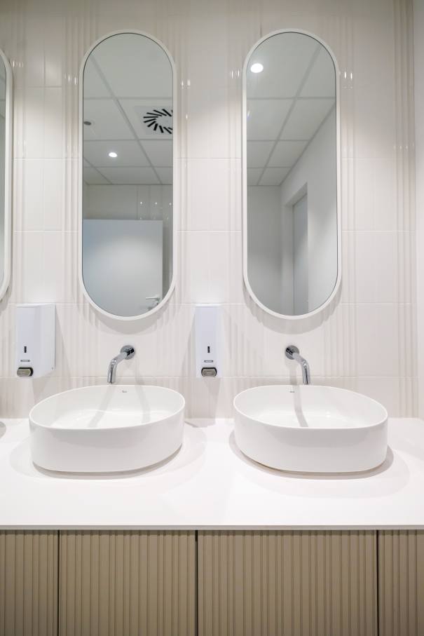 El interiorismo de los baños de TriQube cuentan con una estética minimalista que invita a la calma, con formas redondeadas y una paleta de colores relajantes que crean un ambiente de serenidad. Los urinarios Chic añaden un toque de elegancia con un estilo urbano, mientras las asas de baño Access y los inodoros Meridian garantizan la accesibilidad y el máximo confort. Los productos Roca han sido cuidadosamente seleccionados para contribuir a la funcionalidad y el espíritu de innovación del espacio, aportando los más altos estándares de calidad y diseño.3