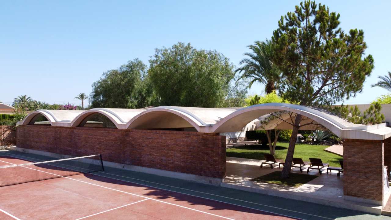 La distribución de Casa IV transforma el baño en un elemento fluido del espacio vital, contribuyendo a mejorar la experiencia de los habitantes de la vivienda. La incorporación de la bañera, el inodoro y el lavabo sobre encimera de la colección Tura genera una sensación de calma y sofisticación, mientras que la grifería Stripes de la colección Nu introduce un toque de dinamismo. La bañera trasciende lo funcional, convirtiéndose en el centro de atención del dormitorio y en un símbolo del estilo de vida mediterráneo. Esta vivienda es un ejemplo de cómo los productos Roca mejoran la experiencia de los usuarios, creando una mezcla perfecta de funcionalidad y diseño, en línea con la filosofía del proyecto, basada en la elegancia discreta y en los detalles cuidadosamente escogidos.