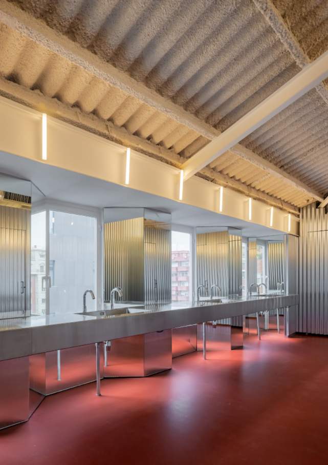 En la transformación de Forkstone destaca el equilibrio entre la conservación del carácter histórico del edificio y la atención a las necesidades de una oficina moderna. Los baños se han concebido como un santuario para los trabajadores de las oficinas, con paredes onduladas de acero, suelos en tonos rojos y elementos con un diseño minimalista. La grifería electrónica Loft y los inodoros suspendidos Ona de Roca encajan a la perfección en la atmósfera del edificio y ofrecen confort y practicidad a este innovador espacio de trabajo.1