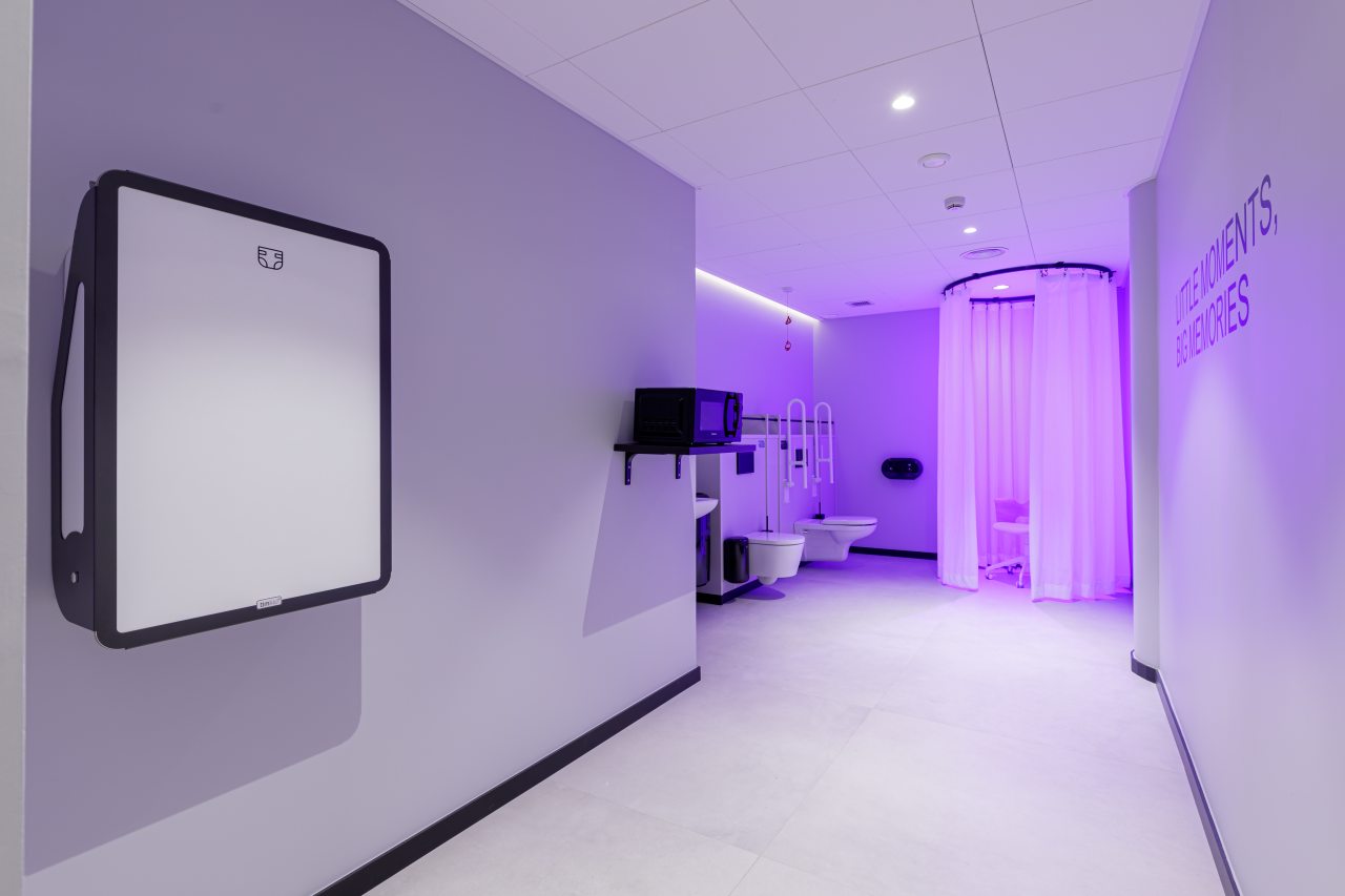 Los diseños modulares personalizables se adaptan a los diversos perfiles de usuarios. Mediante el uso de formas orgánicas y elementos inspirados en la naturaleza, estos aseos públicos ofrecen a los visitantes un entorno relajante y reparador. Su diseño combina la calidez de los materiales naturales como la piedra, la madera y las fibras texturizadas con la pulcritud y la durabilidad que requieren los espacios públicos. Los lavabos circulares e inodoros suspendidos de la colección Inspira de Roca encajan a la perfección en este ambiente, garantizando tanto la funcionalidad como la estética adecuadas. Los aseos masculinos cuentan con urinarios Chic y sistemas de descarga electrónicos Sentronic para una mayor higiene y comodidad, mientras que los aseos para personas con movilidad reducida priman la accesibilidad y el confort. Estos cuentan con asas de baño Access en un relajante acabado blanco, placas de descarga electrónica en cristal negro y espejos basculantes diseñados para adaptarse a las diferentes alturas y necesidades de los usuarios. Estos productos Roca, cuidadosamente seleccionados, permiten a cada visitante disfrutar de un momento de confort y bienestar en un espacio funcional y bien diseñado.1