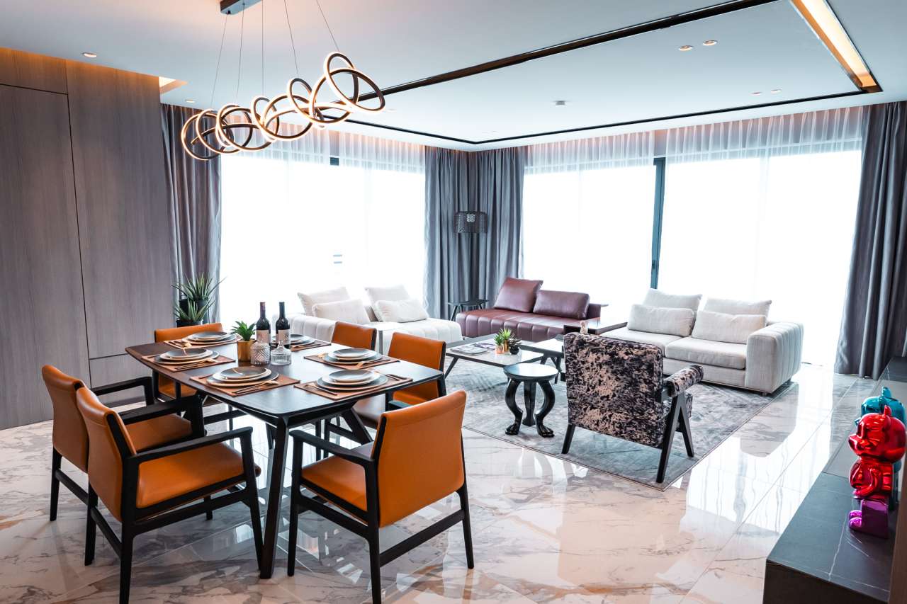 Las soluciones de Roca seleccionadas en los espacios de baño y las cocinas de todas las viviendas son el complemento perfecto al estilo exclusivo de las torres. Entre ellas se encuentran los inodoros Nexo y los inodoros suspendidos Meridian-N y The Gap, con asientos de caída amortiguada para un mayor confort. Con el fin de crear una experiencia exclusiva en la zona de ducha, se ha optado por el rociador circular Rainsense y la ducha de mano Stella, mientras que algunos apartamentos cuentan con la bañera Virginia, caracterizada por su elegante estética y grandes dimensiones. Asimismo, se han seleccionado lavabos de las colecciones Inspira, fabricados en Fineceramic®, y Bol, que realzan el diseño sofisticado de cada vivienda.31