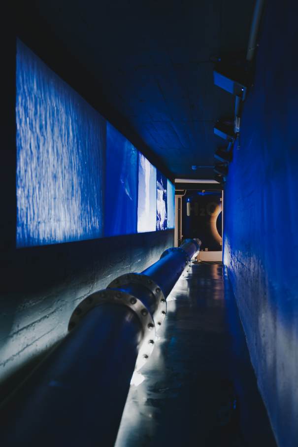 La pieza clave en los baños de este proyecto es el galardonado W+W, una ingeniosa combinación de lavabo e inodoro que permite ahorrar hasta un 25 % de agua. Esta pieza incorpora la grifería Single Pro, que incluye un innovador cartucho que reduce al mínimo el consumo de agua y las emisiones de CO2, una nueva muestra de la integración de tecnología al servicio del medioambiente que caracteriza a Roca. Los urinarios Proton también contribuyen a un uso eficiente de recursos con su diseño minimalista y un sistema de descarga sin contacto que utiliza únicamente 0,5 litros de agua por descarga. Por otro lado, la combinación de los inodoros suspendidos The Gap y las placas de accionamiento PL1 Dual añade funcionalidad y estilo a este espacio público. Asimismo, los lavabos sobre encimera The Gap Round realzan aún más la estética de los baños del museo. Este enclave también llama la atención de sus visitantes con exposiciones.17