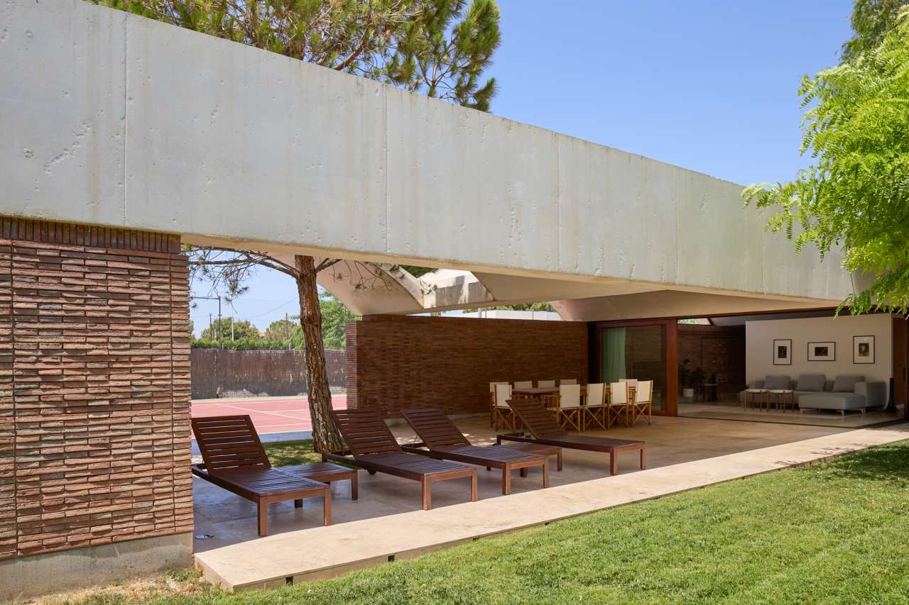 La distribución de Casa IV transforma el baño en un elemento fluido del espacio vital, contribuyendo a mejorar la experiencia de los habitantes de la vivienda. La incorporación de la bañera, el inodoro y el lavabo sobre encimera de la colección Tura genera una sensación de calma y sofisticación, mientras que la grifería Stripes de la colección Nu introduce un toque de dinamismo. La bañera trasciende lo funcional, convirtiéndose en el centro de atención del dormitorio y en un símbolo del estilo de vida mediterráneo. Esta vivienda es un ejemplo de cómo los productos Roca mejoran la experiencia de los usuarios, creando una mezcla perfecta de funcionalidad y diseño, en línea con la filosofía del proyecto, basada en la elegancia discreta y en los detalles cuidadosamente escogidos.10