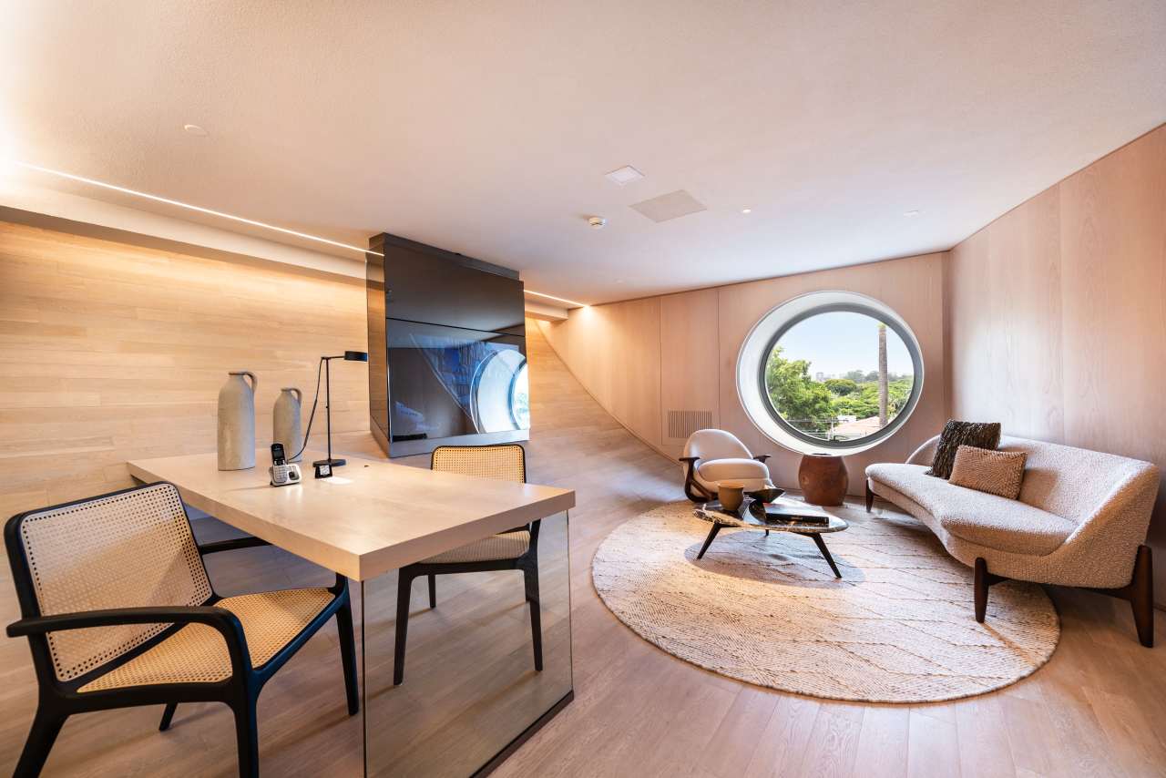 El compromiso de Roca por ofrecer experiencias de baño excepcionales están en perfecta sintonía con el prestigio del Hotel Unique como símbolo del lujo y la excelencia en el diseño en São Paulo. La reforma de 2024 combina modernidad con una elegancia atemporal, mejorando la experiencia de los huéspedes. Para crear una estética impactante, se ha combinado la grifería de lavabo de caño alto Ona de Roca en negro titanio con los lavabos Ohtake y Horizon. Los rociadores Rainsense en negro mate y las duchas de mano Stella proporcionan una agradable sensación de confort, mientras que los inodoros Inspira con tecnología Rimless completan un baño sostenible, sofisticado y minimalista.28