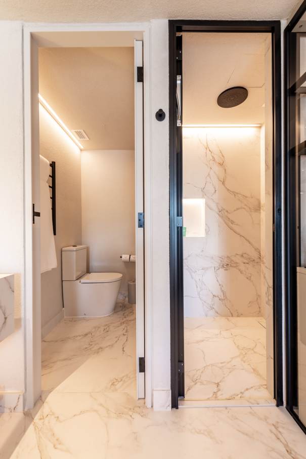 El compromiso de Roca por ofrecer experiencias de baño excepcionales están en perfecta sintonía con el prestigio del Hotel Unique como símbolo del lujo y la excelencia en el diseño en São Paulo. La reforma de 2024 combina modernidad con una elegancia atemporal, mejorando la experiencia de los huéspedes. Para crear una estética impactante, se ha combinado la grifería de lavabo de caño alto Ona de Roca en negro titanio con los lavabos Ohtake y Horizon. Los rociadores Rainsense en negro mate y las duchas de mano Stella proporcionan una agradable sensación de confort, mientras que los inodoros Inspira con tecnología Rimless completan un baño sostenible, sofisticado y minimalista.29