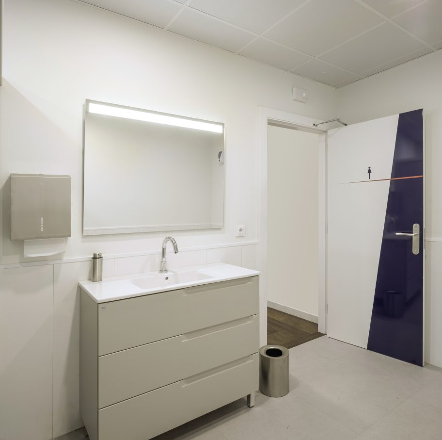 Estas soluciones incluyen inodoros, grifería y duchas inteligentes, todos ellos perfectamente integrados con Roca Connect, la plataforma digital de la marca basada en la nube que permite el control en tiempo real de los productos de baño inteligentes de Roca. El equipo puede recopilar y monitorizar información importante y patrones de comportamiento en los baños mediante el uso de la tecnología IoT. El objetivo de este enfoque colaborativo es optimizar los costes de mantenimiento y limpieza, al tiempo que se fomenta el ahorro de agua.12