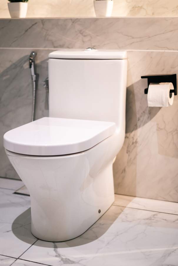 Las soluciones de Roca seleccionadas en los espacios de baño y las cocinas de todas las viviendas son el complemento perfecto al estilo exclusivo de las torres. Entre ellas se encuentran los inodoros Nexo y los inodoros suspendidos Meridian-N y The Gap, con asientos de caída amortiguada para un mayor confort. Con el fin de crear una experiencia exclusiva en la zona de ducha, se ha optado por el rociador circular Rainsense y la ducha de mano Stella, mientras que algunos apartamentos cuentan con la bañera Virginia, caracterizada por su elegante estética y grandes dimensiones. Asimismo, se han seleccionado lavabos de las colecciones Inspira, fabricados en Fineceramic®, y Bol, que realzan el diseño sofisticado de cada vivienda.15