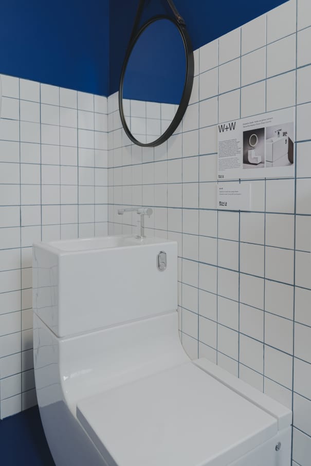 La pieza clave en los baños de este proyecto es el galardonado W+W, una ingeniosa combinación de lavabo e inodoro que permite ahorrar hasta un 25 % de agua. Esta pieza incorpora la grifería Single Pro, que incluye un innovador cartucho que reduce al mínimo el consumo de agua y las emisiones de CO2, una nueva muestra de la integración de tecnología al servicio del medioambiente que caracteriza a Roca. Los urinarios Proton también contribuyen a un uso eficiente de recursos con su diseño minimalista y un sistema de descarga sin contacto que utiliza únicamente 0,5 litros de agua por descarga. Por otro lado, la combinación de los inodoros suspendidos The Gap y las placas de accionamiento PL1 Dual añade funcionalidad y estilo a este espacio público. Asimismo, los lavabos sobre encimera The Gap Round realzan aún más la estética de los baños del museo. Este enclave también llama la atención de sus visitantes con exposiciones.14
