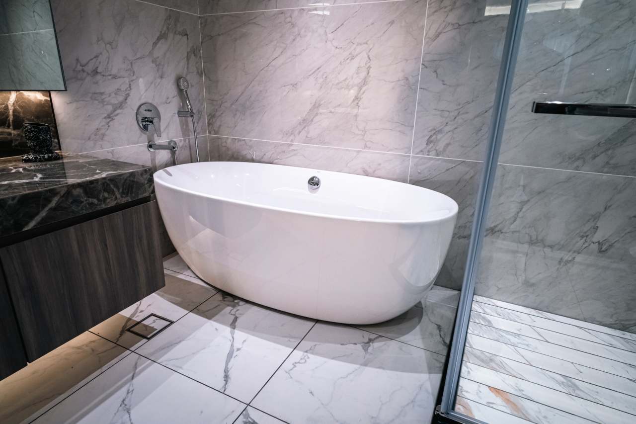 Las soluciones de Roca seleccionadas en los espacios de baño y las cocinas de todas las viviendas son el complemento perfecto al estilo exclusivo de las torres. Entre ellas se encuentran los inodoros Nexo y los inodoros suspendidos Meridian-N y The Gap, con asientos de caída amortiguada para un mayor confort. Con el fin de crear una experiencia exclusiva en la zona de ducha, se ha optado por el rociador circular Rainsense y la ducha de mano Stella, mientras que algunos apartamentos cuentan con la bañera Virginia, caracterizada por su elegante estética y grandes dimensiones. Asimismo, se han seleccionado lavabos de las colecciones Inspira, fabricados en Fineceramic®, y Bol, que realzan el diseño sofisticado de cada vivienda.29