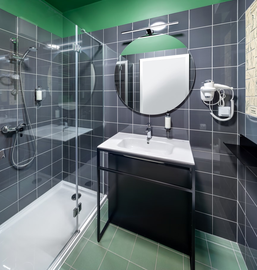 Los baños están equipados con las colecciones The Gap y Victoria de Roca. El diseño compacto de The Gap contribuye a optimizar el espacio, mientras que la serie Victoria ofrece soluciones de gran fiabilidad y fácil mantenimiento que incrementan el confort de los huéspedes. La colección Access ha sido seleccionada para cubrir las necesidades de todos los huéspedes y los platos de ducha Granada, de corte minimalista, ofrecen la durabilidad y el rendimiento requeridos en un entorno hotelero.1