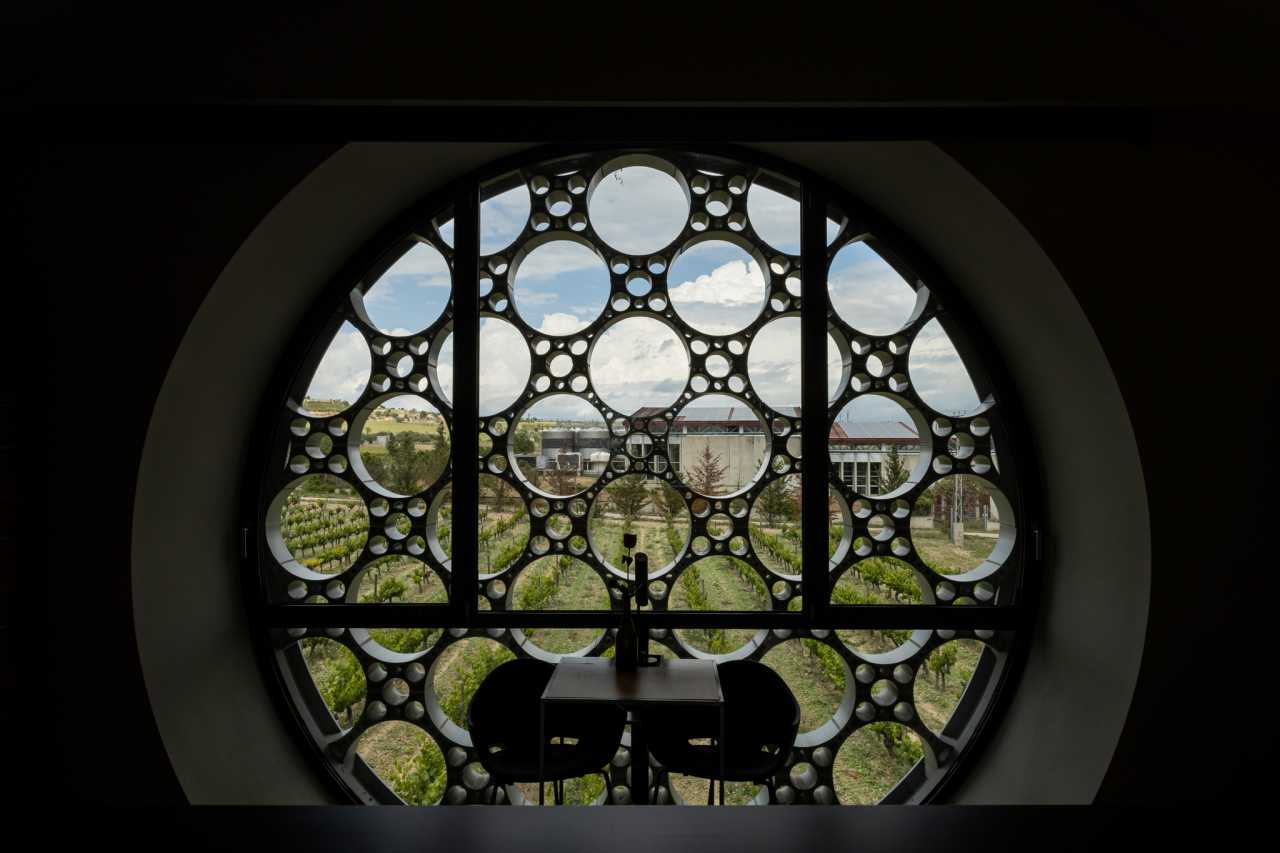 El diseño de este hotel boutique de 13 habitaciones se inspira en el apilado horizontal de las botellas de cava y en la técnica del trencadís de Antoni Gaudí. Las líneas sinuosas, los grandes ventanales circulares y los motivos geométricos, junto con el uso de materiales naturales, crean un conjunto equilibrado en perfecta armonía con el entorno. Los modernos baños de planta abierta cuentan con lavabos Bol en acabado grafito, la elegante grifería de lavabo Thesis y los originales inodoros Happening. La decidida apuesta por la sostenibilidad, patente en el cuidado diseño del edificio y las buenas prácticas sostenibles, también se refleja en los productos Roca, que contribuyen a la eficiencia energética y la durabilidad.9