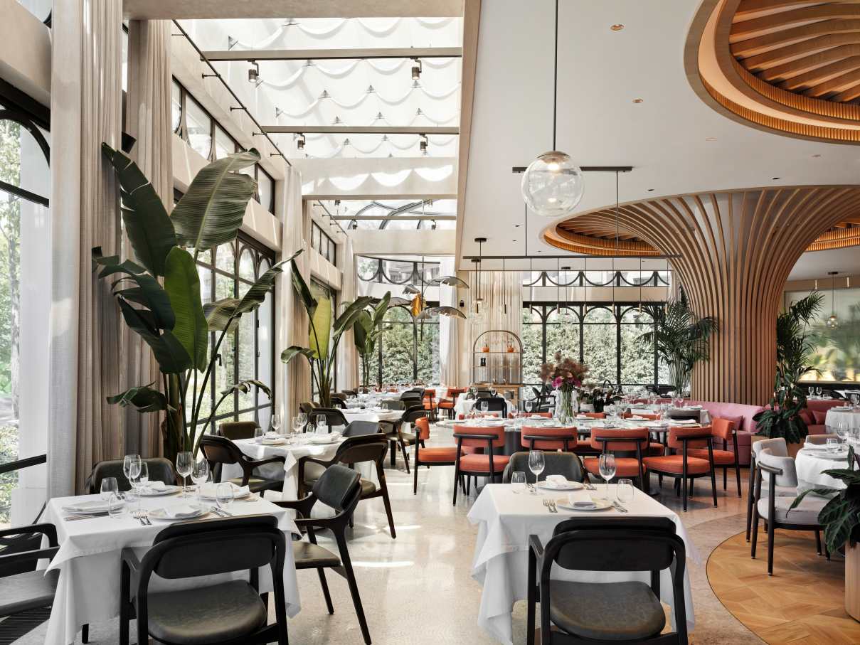 Los espacios de baño son las zonas más íntimas del restaurante y en ellos se ha optado por un diseño de líneas curvas que invita al confort. El lavabo sobre encimera de Fineceramic® Inspira Round ofrece un contrapunto orgánico a las singulares paredes curvas de los baños. La grifería electrónica de lavabo L30-E añade un plus de diseño al espacio y garantiza la eficiencia hídrica, en línea con el concepto del «Árbol de la vida». Entre los accesorios se encuentran la percha Cubica y el escobillero de pared mural Victoria, modelos minimalistas y discretos que ofrecen la máxima funcionalidad. Por otro lado, el inodoro suspendido Rimless Dama, con asiento con caída amortiguada y placa de accionamiento dual In-Wall PL10 (One), aporta un toque de modernidad y complementa el estilo acogedor y natural del espacio de baño.9