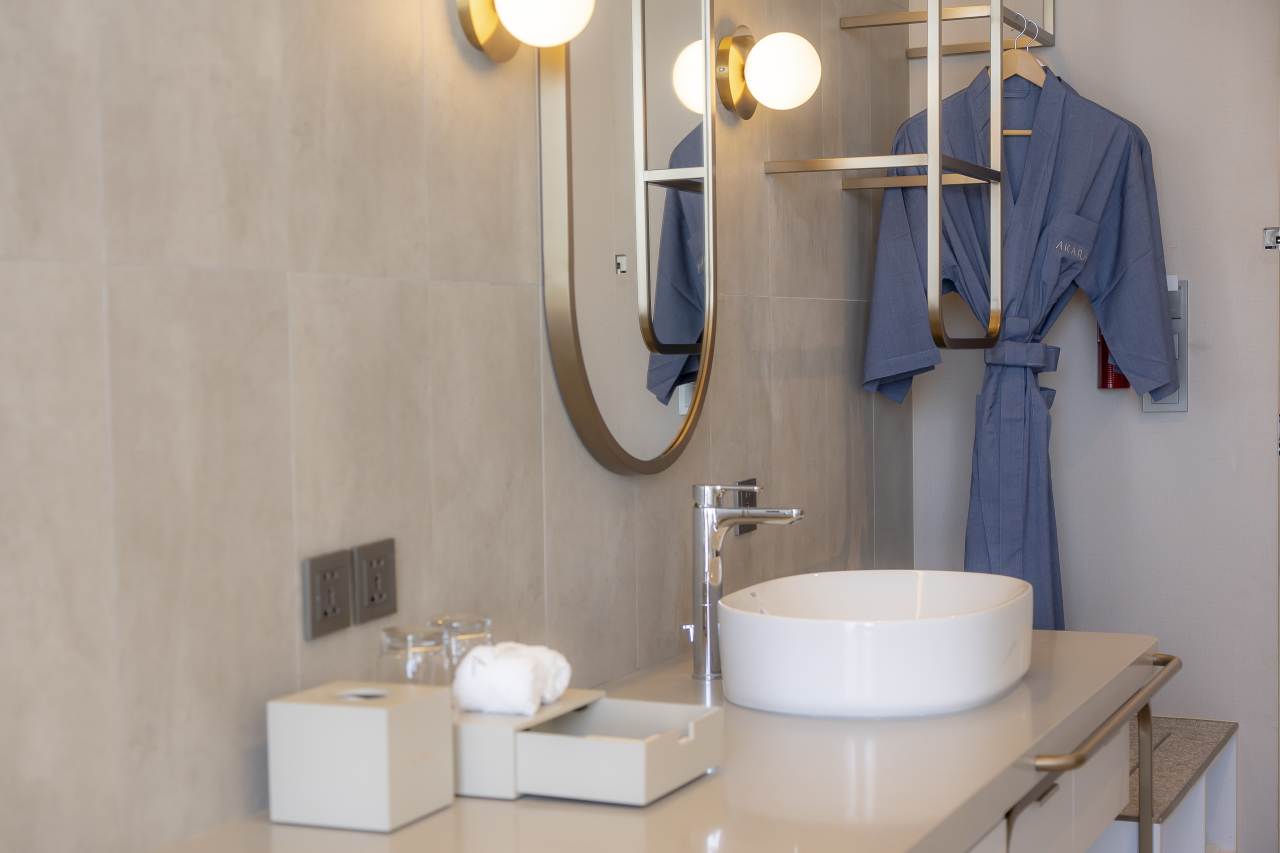 El diseño del hotel Akara Pattaya gira en torno a la dualidad entre serenidad y energía. Las soluciones de baño Roca fueron escogidas por su capacidad para adaptarse a esta transformación gracias a su funcionalidad, versatilidad y diseño elegante. El inodoro Inspira, el lavabo The Gap Round y la grifería L20 destacan por su minimalismo que transmite una sensación de tranquilidad y armonía. La aparente sencillez de las griferías Loft y Atlas contribuye a acentuar este ambiente de serenidad, logrando que los huéspedes se vean transportados a un oasis de sofisticación, ya sea bañado por la luminosidad del día o por la energía nocturna. Con el fin de contribuir aún más al bienestar de los huéspedes, la bañera encastrada Palma y la grifería de pie de baño-ducha Escuadra crean un lujoso santuario, mientras que el rociador Raindream y la ducha de mano Plenum ofrecen una experiencia de ducha envolvente.5