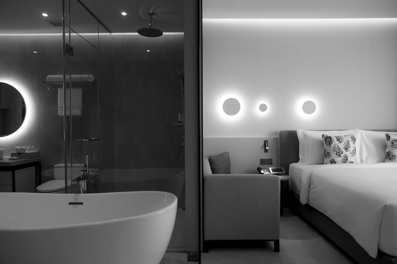 El diseño del hotel Akara Pattaya gira en torno a la dualidad entre serenidad y energía. Las soluciones de baño Roca fueron escogidas por su capacidad para adaptarse a esta transformación gracias a su funcionalidad, versatilidad y diseño elegante. El inodoro Inspira, el lavabo The Gap Round y la grifería L20 destacan por su minimalismo que transmite una sensación de tranquilidad y armonía. La aparente sencillez de las griferías Loft y Atlas contribuye a acentuar este ambiente de serenidad, logrando que los huéspedes se vean transportados a un oasis de sofisticación, ya sea bañado por la luminosidad del día o por la energía nocturna. Con el fin de contribuir aún más al bienestar de los huéspedes, la bañera encastrada Palma y la grifería de pie de baño-ducha Escuadra crean un lujoso santuario, mientras que el rociador Raindream y la ducha de mano Plenum ofrecen una experiencia de ducha envolvente.2