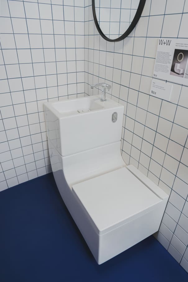 La pieza clave en los baños de este proyecto es el galardonado W+W, una ingeniosa combinación de lavabo e inodoro que permite ahorrar hasta un 25 % de agua. Esta pieza incorpora la grifería Single Pro, que incluye un innovador cartucho que reduce al mínimo el consumo de agua y las emisiones de CO2, una nueva muestra de la integración de tecnología al servicio del medioambiente que caracteriza a Roca. Los urinarios Proton también contribuyen a un uso eficiente de recursos con su diseño minimalista y un sistema de descarga sin contacto que utiliza únicamente 0,5 litros de agua por descarga. Por otro lado, la combinación de los inodoros suspendidos The Gap y las placas de accionamiento PL1 Dual añade funcionalidad y estilo a este espacio público. Asimismo, los lavabos sobre encimera The Gap Round realzan aún más la estética de los baños del museo. Este enclave también llama la atención de sus visitantes con exposiciones.22