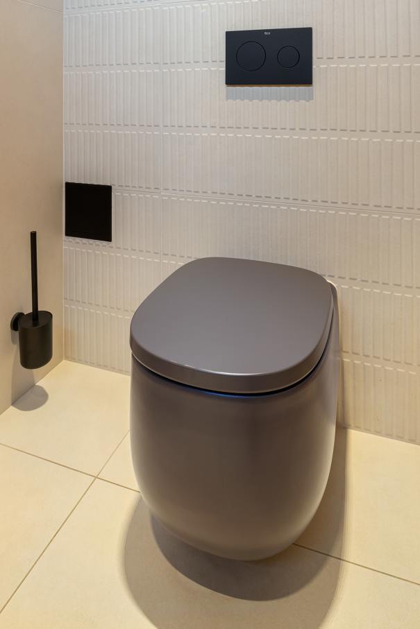 La prioridad en el diseño interior del hotel es garantizar que los huéspedes se vayan con una sonrisa, sintiéndose relajados y completamente satisfechos. Adoptando el enfoque minimalista del hygge, el diseño transmite una agradable sensación de confort a través de una cuidada selección de colores y mobiliario en materiales naturales con suaves curvas y formas orgánicas. En perfecta sintonía con la filosofía hygge, las líneas suaves y las formas redondeadas del lavabo Beyond de color café y del inodoro y bidé Inspira irradian relajación, calidez y armonía. El diseño de la colección Ona, inspirado en la naturaleza, se suma a la estética relajante. Los bidés y lavabos suspendidos contribuyen a crear una sensación de amplitud y equilibrio que evoca la serenidad de los paisajes tranquilos. De esta forma, el confort y el hygge se transmiten a todos los huéspedes del hotel. Los aseos públicos para hombres cuentan con los minimalistas urinarios Proton y los aseos accesibles están equipados con inodoros Access y asas de baño, garantizando un entorno acogedor e inclusivo para todos.38