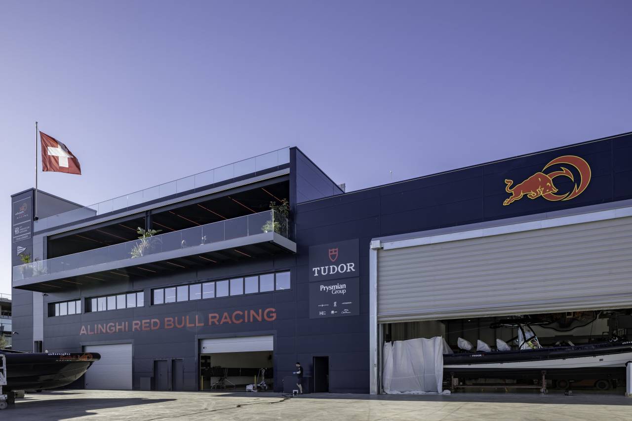 Estas soluciones incluyen inodoros, grifería y duchas inteligentes, todos ellos perfectamente integrados con Roca Connect, la plataforma digital de la marca basada en la nube que permite el control en tiempo real de los productos de baño inteligentes de Roca. El equipo puede recopilar y monitorizar información importante y patrones de comportamiento en los baños mediante el uso de la tecnología IoT. El objetivo de este enfoque colaborativo es optimizar los costes de mantenimiento y limpieza, al tiempo que se fomenta el ahorro de agua.1