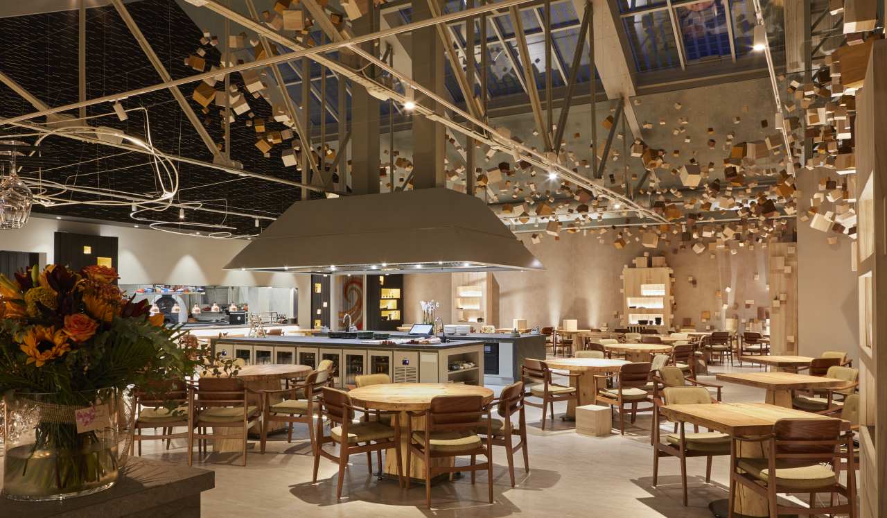 El restaurante Omeraki es pionero a la hora de ofrecer una experiencia gastronómica creativa y respetuosa con el medio ambiente. La sostenibilidad es el núcleo de su filosofía, que se traslada al diseño de los baños a través de los innovadores productos de Roca. Entre ellos destaca el icónico inodoro W+W, presente tanto en el baño de hombres como en el de mujeres, donde proporciona una solución sostenible y eficiente sin comprometer el diseño. La elegancia y funcionalidad del baño se ve realzada por los lavabos totem de Fineceramic® de la colección Beyond y la grifería electrónica Loft.1