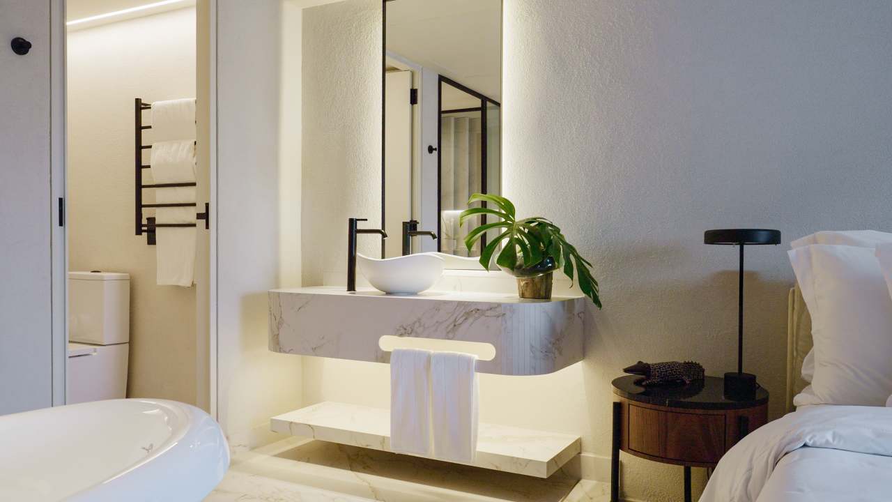 El compromiso de Roca por ofrecer experiencias de baño excepcionales están en perfecta sintonía con el prestigio del Hotel Unique como símbolo del lujo y la excelencia en el diseño en São Paulo. La reforma de 2024 combina modernidad con una elegancia atemporal, mejorando la experiencia de los huéspedes. Para crear una estética impactante, se ha combinado la grifería de lavabo de caño alto Ona de Roca en negro titanio con los lavabos Ohtake y Horizon. Los rociadores Rainsense en negro mate y las duchas de mano Stella proporcionan una agradable sensación de confort, mientras que los inodoros Inspira con tecnología Rimless completan un baño sostenible, sofisticado y minimalista.12