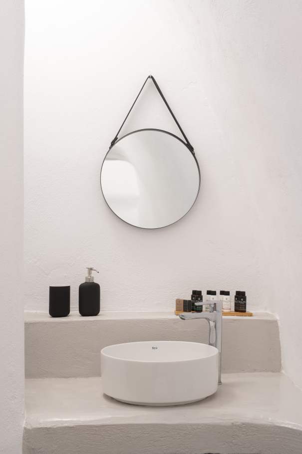 Cada detalle de la Villa Yposkafon, desde el concepto tradicional de casa cueva hasta los exclusivos espacios de baño, está diseñado para deleitar e inspirar, convirtiéndola en un destino en sí misma. La villa está equipada con diversos productos Roca que se caracterizan por su sencillez y elegancia, siendo el complemento perfecto de su diseño minimalista. El inodoro Debba Round y el lavabo Inspira Round de Roca, junto con la elegante grifería L20, destacan sobre las superficies estucadas en blanco. Los contornos suaves y redondeados del lavabo y el inodoro y el moderno acabado cromado de la grifería crean un ambiente armonioso y visualmente agradable que favorece la calma y la relajación.5