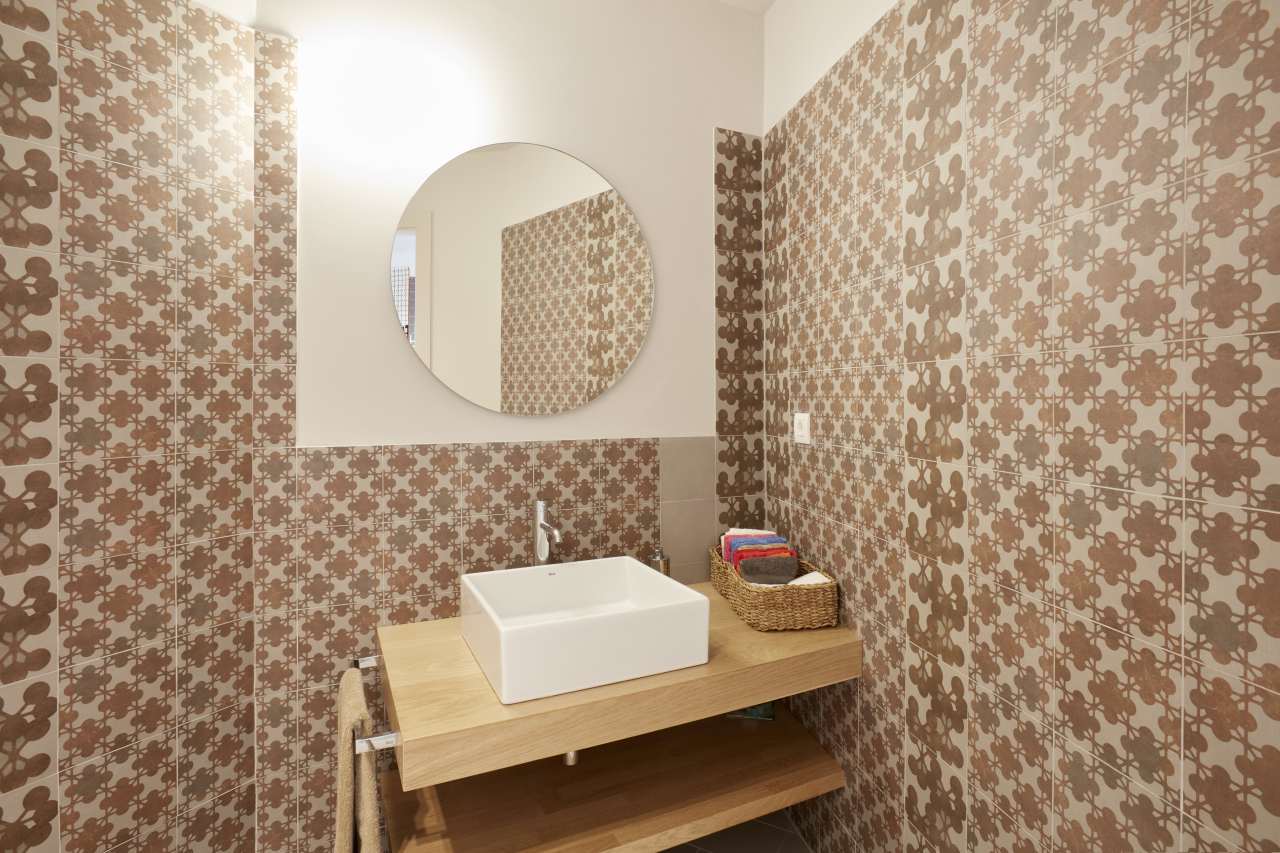 La fundación ofrece atención y apoyo gratuitos a los pacientes de cáncer y a sus familias. El diseño se integra perfectamente en el entorno, con zonas comunes y una acogedora planta baja en forma de abanico con grandes ventanales que dan al jardín. Esta colaboración es una muestra del compromiso con la mejora de la sociedad a través del bienestar y la innovación, que se refleja en la cuidada selección de productos Roca. Entre ellos destacan los lavabos Sofia, combinados con la grifería Lanta y los espejos Luna, y los inodoros Meridian, complementados con placas de accionamiento PL6 Dual, así como griferías de las colecciones Access y Victoria Pro, seleccionadas por su ergonomía. Todos los productos encajan a la perfección con la estética general del centro, que combina tonos neutros relajantes con vivos detalles para fomentar el descanso y el optimismo.2