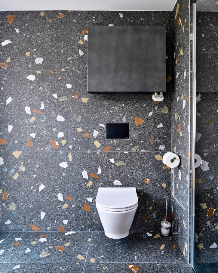 Los baños del hotel están equipados con las colecciones de Roca Inspira, Loft, Atlas y Nexo. Los lavabos Inspira ofrecen versatilidad y un uso eficiente del espacio; en cuanto a la grifería Loft permite controlar el caudal de agua de forma precisa, mientras que Atlas resulta fácil de manejar y ofrece la durabilidad requerida en un entorno de uso intensivo. Asimismo, varios apartamentos disponen de bañeras de la colección Ariane, que permiten a los huéspedes relajarse mientras disfrutan de la vista panorámica.6