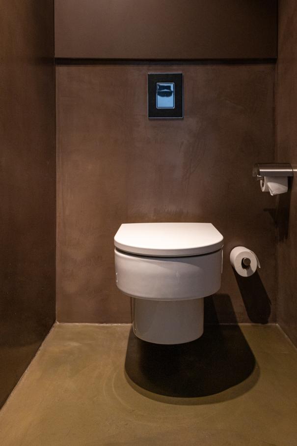 El diseño de este hotel boutique de 13 habitaciones se inspira en el apilado horizontal de las botellas de cava y en la técnica del trencadís de Antoni Gaudí. Las líneas sinuosas, los grandes ventanales circulares y los motivos geométricos, junto con el uso de materiales naturales, crean un conjunto equilibrado en perfecta armonía con el entorno. Los modernos baños de planta abierta cuentan con lavabos Bol en acabado grafito, la elegante grifería de lavabo Thesis y los originales inodoros Happening. La decidida apuesta por la sostenibilidad, patente en el cuidado diseño del edificio y las buenas prácticas sostenibles, también se refleja en los productos Roca, que contribuyen a la eficiencia energética y la durabilidad.1