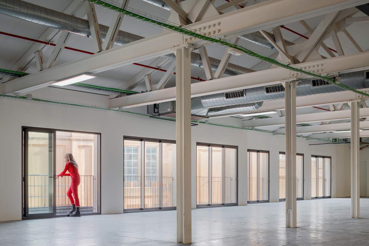 En la transformación de Forkstone destaca el equilibrio entre la conservación del carácter histórico del edificio y la atención a las necesidades de una oficina moderna. Los baños se han concebido como un santuario para los trabajadores de las oficinas, con paredes onduladas de acero, suelos en tonos rojos y elementos con un diseño minimalista. La grifería electrónica Loft y los inodoros suspendidos Ona de Roca encajan a la perfección en la atmósfera del edificio y ofrecen confort y practicidad a este innovador espacio de trabajo.2