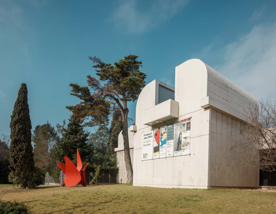 Con el fin de adaptar los baños a las necesidades actuales y respetar la integridad del edificio, los productos seleccionados deben transmitir los ideales contemporáneos de su arquitectura y ser accesibles e inclusivos. El diseño lineal y estructurado de los lavabos murales y las suaves curvas y volúmenes apilados de los inodoros suspendidos Roca Rimless® evocan una simplicidad atemporal y se hacen eco de los ideales modernistas del edificio de Sert. La colección Access, adecuada para todo tipo de usuarios, ha sido otra incorporación esencial a los baños, incluidos los asientos y tapas de inodoro, los espejos basculantes y los asientos de ducha abatibles. La elección de los dispensadores de toallas y las papeleras de la colección Public han contribuido a una mayor funcionalidad del espacio.22