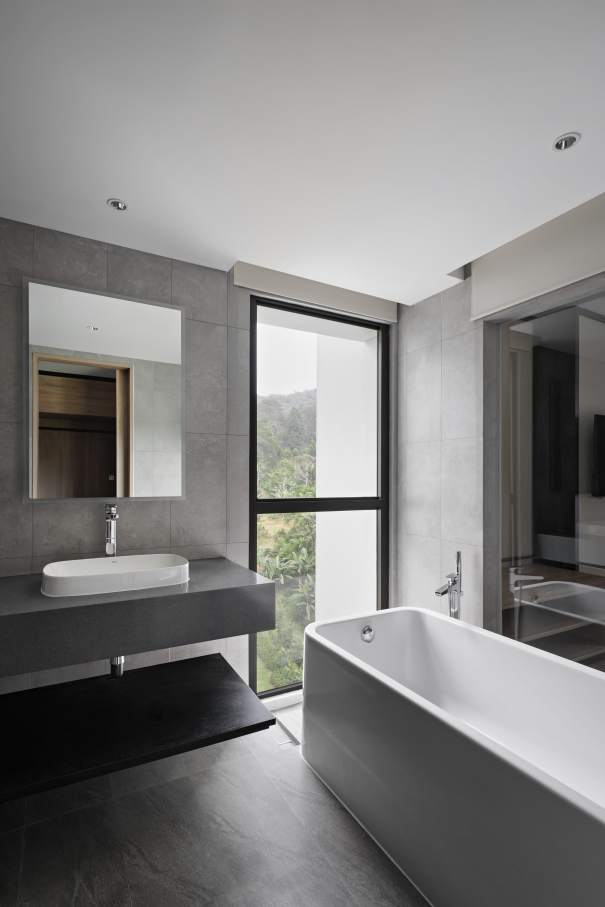 Los espacios de baño del hotel, minimalistas y modernos, están equipados con las soluciones de Roca. Los rociadores Rainsense y Raindream son una fuente de bienestar, mientras que las suaves formas redondeadas de los inodoros Meridian, las bañeras Element y los lavabos The Gap evocan la conexión con la naturaleza. En los espacios públicos del hotel, los urinarios Mural y los lavabos Inspira aportan sofisticación y la máxima funcionalidad, en línea conel compromiso del hotel con el lujo y el diseño más vanguardista.5