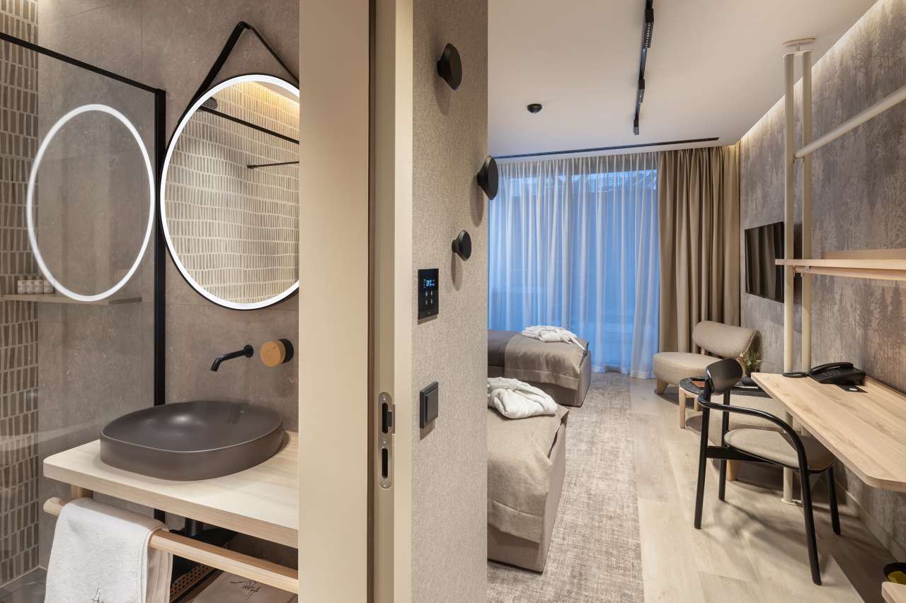 La prioridad en el diseño interior del hotel es garantizar que los huéspedes se vayan con una sonrisa, sintiéndose relajados y completamente satisfechos. Adoptando el enfoque minimalista del hygge, el diseño transmite una agradable sensación de confort a través de una cuidada selección de colores y mobiliario en materiales naturales con suaves curvas y formas orgánicas. En perfecta sintonía con la filosofía hygge, las líneas suaves y las formas redondeadas del lavabo Beyond de color café y del inodoro y bidé Inspira irradian relajación, calidez y armonía. El diseño de la colección Ona, inspirado en la naturaleza, se suma a la estética relajante. Los bidés y lavabos suspendidos contribuyen a crear una sensación de amplitud y equilibrio que evoca la serenidad de los paisajes tranquilos. De esta forma, el confort y el hygge se transmiten a todos los huéspedes del hotel. Los aseos públicos para hombres cuentan con los minimalistas urinarios Proton y los aseos accesibles están equipados con inodoros Access y asas de baño, garantizando un entorno acogedor e inclusivo para todos.31