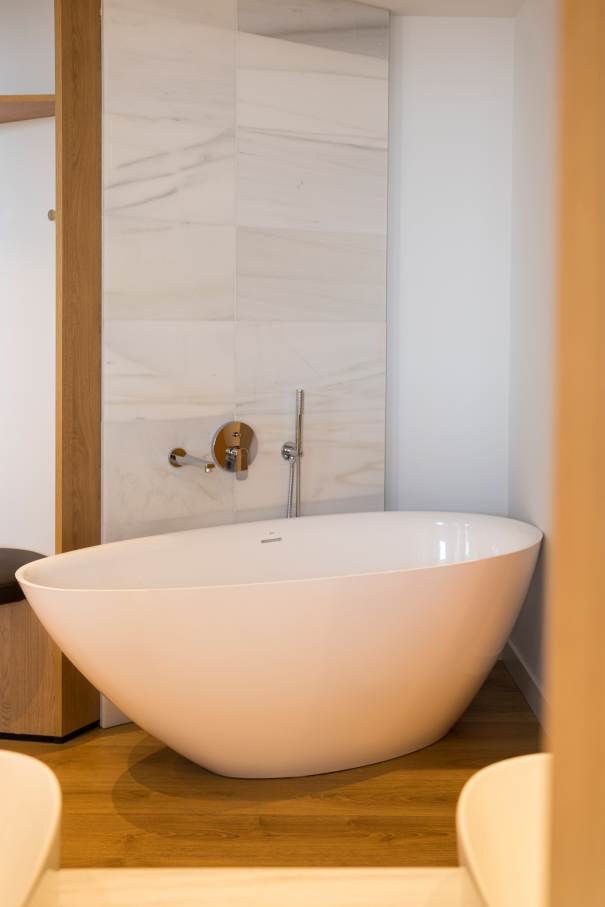 Los baños del Gran Meliá Torre Melina ofrecen una experiencia sofisticada y confortable, realzada por los productos de alta gama de Roca. En las habitaciones Supreme, los huéspedes pueden disfrutar de un exclusivo baño con la original bañera de Stonex® Kauai y la grifería de baño-ducha. Otras habitaciones cuentan con innovadoras soluciones para el espacio de ducha, como los platos de ducha de Stonex® Terran y la grifería termostática T-500, que proporcionan una sensación única en la ducha. Los aseos públicos del hotel cuentan con modernos y funcionales lavabos sobre encimera de la colección Ona, urinarios Mural e inodoros adosados a pared The Gap Round. Los resistentes materiales de Roca Stonex® y Fineceramic® no sólo contribuyen a optimizar los estándares de higiene, sino que también aumentan la eficiencia operativa en todo el hotel, reflejando el compromiso de este establecimiento con la excelencia hotelera.15