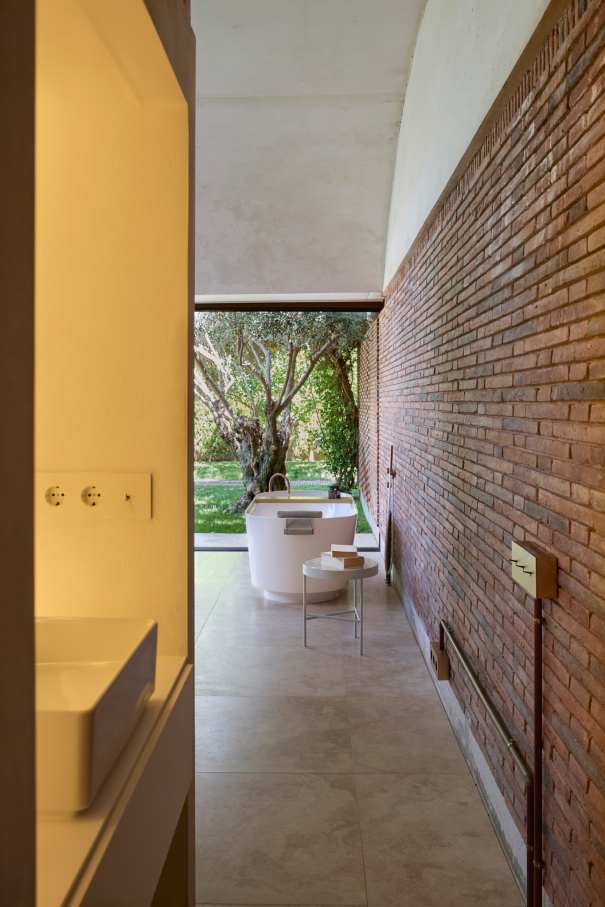 La distribución de Casa IV transforma el baño en un elemento fluido del espacio vital, contribuyendo a mejorar la experiencia de los habitantes de la vivienda. La incorporación de la bañera, el inodoro y el lavabo sobre encimera de la colección Tura genera una sensación de calma y sofisticación, mientras que la grifería Stripes de la colección Nu introduce un toque de dinamismo. La bañera trasciende lo funcional, convirtiéndose en el centro de atención del dormitorio y en un símbolo del estilo de vida mediterráneo. Esta vivienda es un ejemplo de cómo los productos Roca mejoran la experiencia de los usuarios, creando una mezcla perfecta de funcionalidad y diseño, en línea con la filosofía del proyecto, basada en la elegancia discreta y en los detalles cuidadosamente escogidos.1