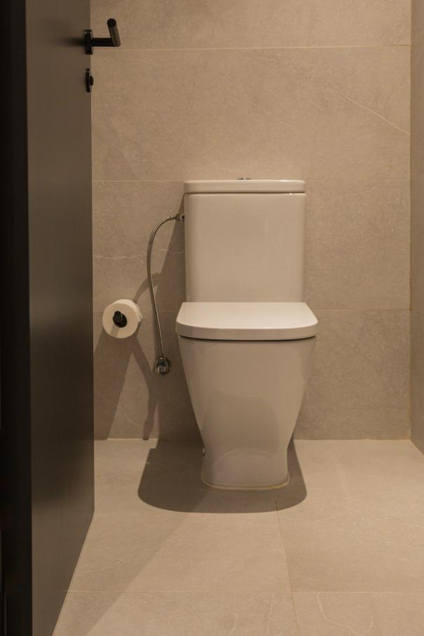 Los baños del Gran Meliá Torre Melina ofrecen una experiencia sofisticada y confortable, realzada por los productos de alta gama de Roca. En las habitaciones Supreme, los huéspedes pueden disfrutar de un exclusivo baño con la original bañera de Stonex® Kauai y la grifería de baño-ducha. Otras habitaciones cuentan con innovadoras soluciones para el espacio de ducha, como los platos de ducha de Stonex® Terran y la grifería termostática T-500, que proporcionan una sensación única en la ducha. Los aseos públicos del hotel cuentan con modernos y funcionales lavabos sobre encimera de la colección Ona, urinarios Mural e inodoros adosados a pared The Gap Round. Los resistentes materiales de Roca Stonex® y Fineceramic® no sólo contribuyen a optimizar los estándares de higiene, sino que también aumentan la eficiencia operativa en todo el hotel, reflejando el compromiso de este establecimiento con la excelencia hotelera.14